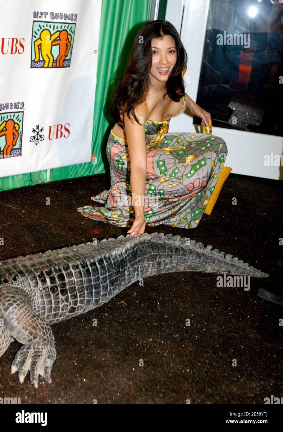 Kelly Hu arrive au 11e Gala annuel des meilleurs compagnons et se fait des amis avec quelques animaux de la région. Le Gala, qui soutient les personnes handicapées mentales dans le monde entier, est une soirée inoubliable de don, d'amitié et de plaisir au Bicentennial Park de Miami. Cette année [[fal]] Banque D'Images