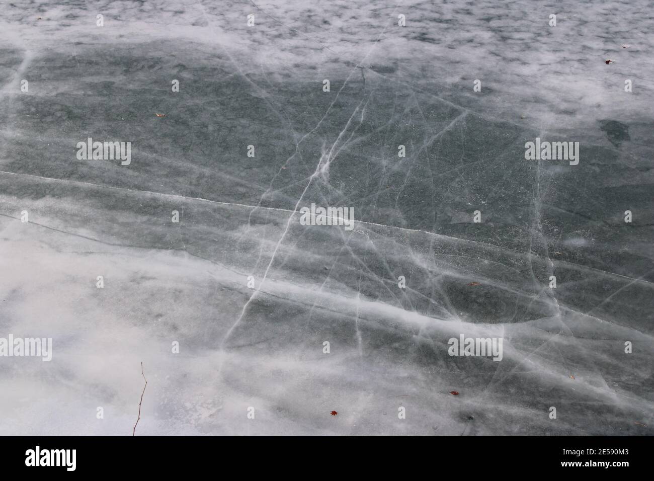 Des motifs spectaculaires semblables à du marbre sur la surface gelée du lac Banque D'Images