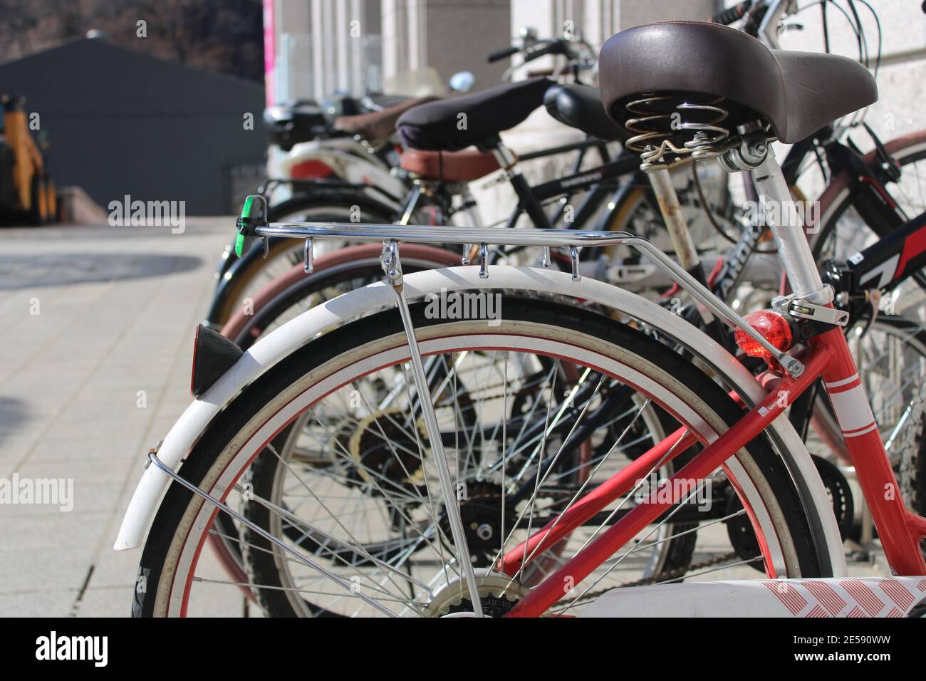 Gros plan des roues arrière et des sièges de vélo, en stationnement dans le porte-vélos Banque D'Images