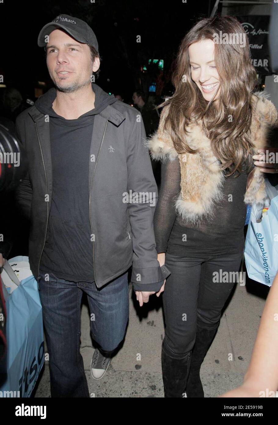 Kate Beckinsale et son mari Len Wiseman ont fait du shopping aujourd'hui sur Robertson Blvd. À West Hollywood. Le couple s'est arrêté dans plusieurs magasins dont Lisa Kline et Kitson Kids. Los Angeles, Californie. 12/8/07. [[xxx aab]] Banque D'Images