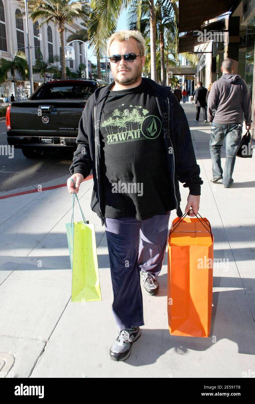 Jack Black était dans une humeur joviale cet après-midi alors qu'il a fait des achats pour des cadeaux de Noël le long de Rodeo Drive à Beverly Hills et a pris des photos avec des fans. Le noir peut être vu dans le nouveau film "Walk Hard: The Dewey Cox Story" qui a été présenté en première le 21 décembre 2007. Beverly Hills, Californie. 12/11/07. [[wam]] Banque D'Images