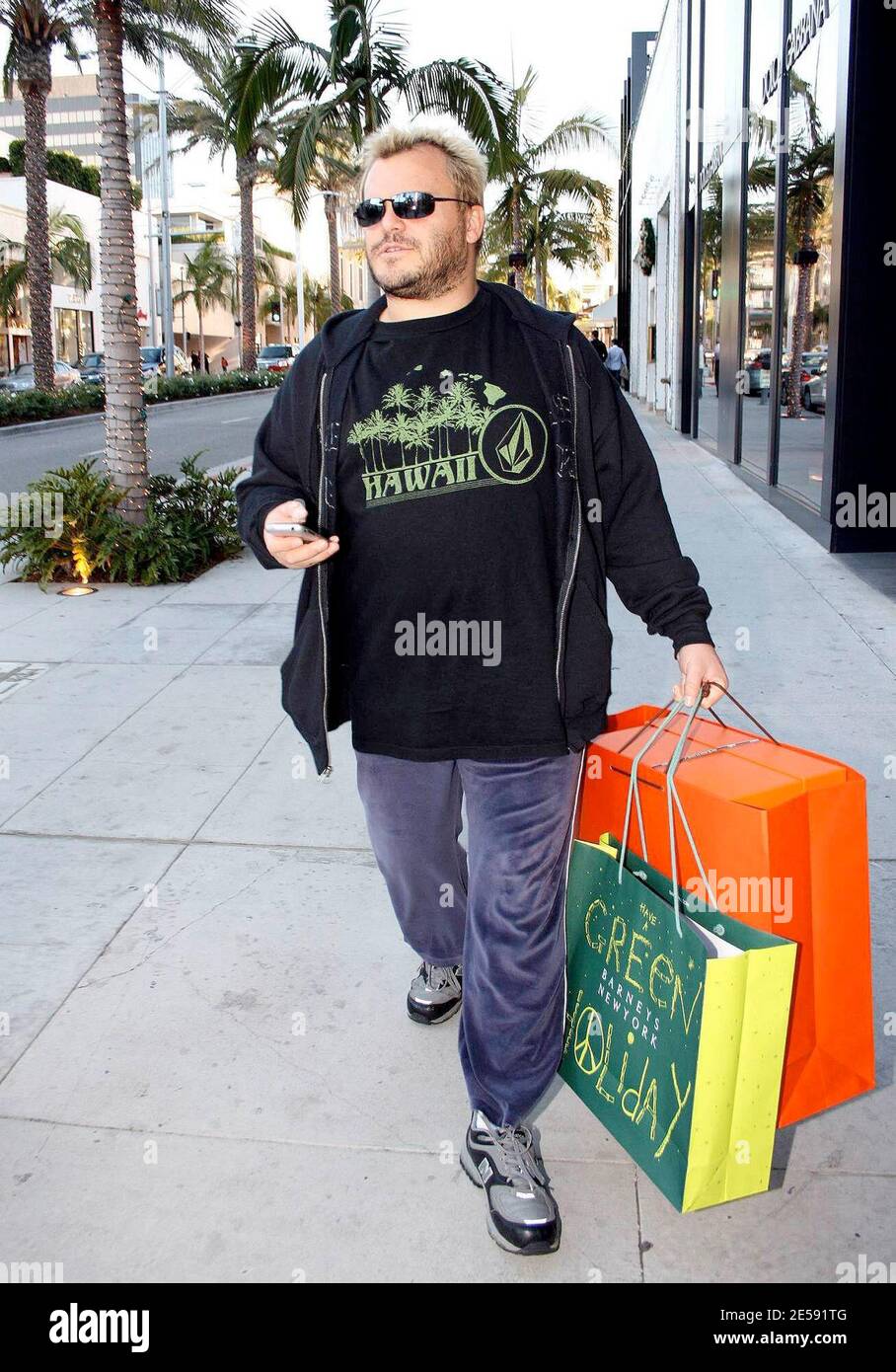 Jack Black était dans une humeur joviale cet après-midi alors qu'il a fait des achats pour des cadeaux de Noël le long de Rodeo Drive à Beverly Hills et a pris des photos avec des fans. Le noir peut être vu dans le nouveau film "Walk Hard: The Dewey Cox Story" qui a été présenté en première le 21 décembre 2007. Beverly Hills, Californie. 12/11/07. [[wam]] Banque D'Images