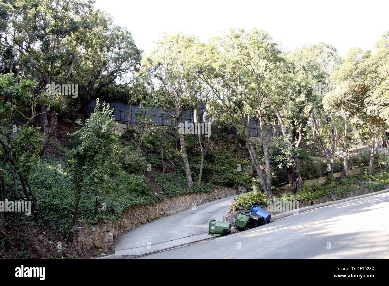 Exclusif !! Orlando Bloom doit être d'humeur sombre, il a peint sa nouvelle maison de la région noire. La maison était auparavant blanche. Hollywood Hills, Californie. 12/14/07. [[rac ral]] Banque D'Images