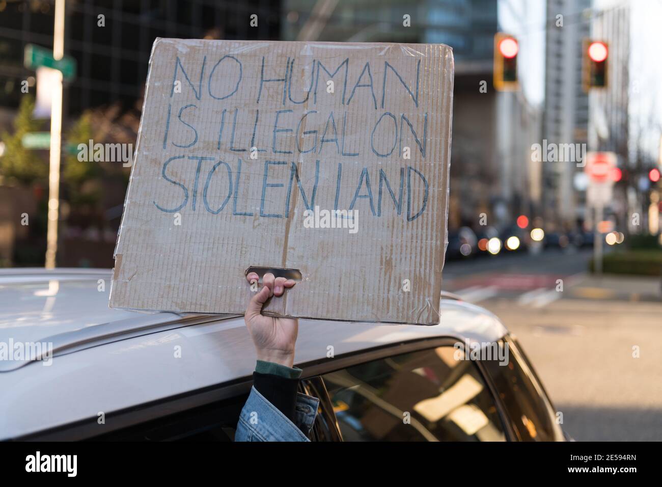 Seattle, États-Unis. 23 janvier 2021 : en milieu de journée, un signe de protestation à la Marche pour la protestation de la souveraineté indigène dans le centre-ville. Banque D'Images