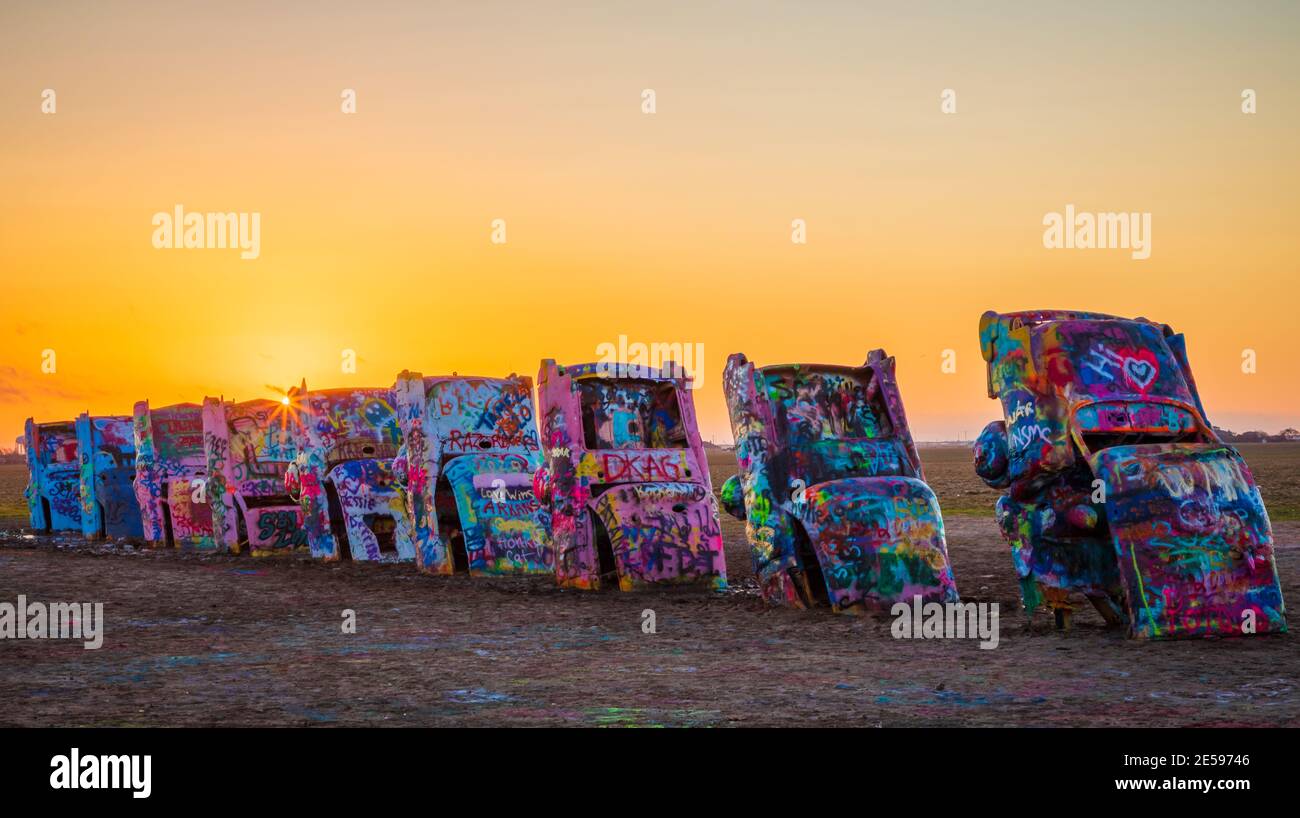 Cadillac Ranch est une installation d'art et de sculpture publique à Amarillo, Texas, États-Unis. Banque D'Images