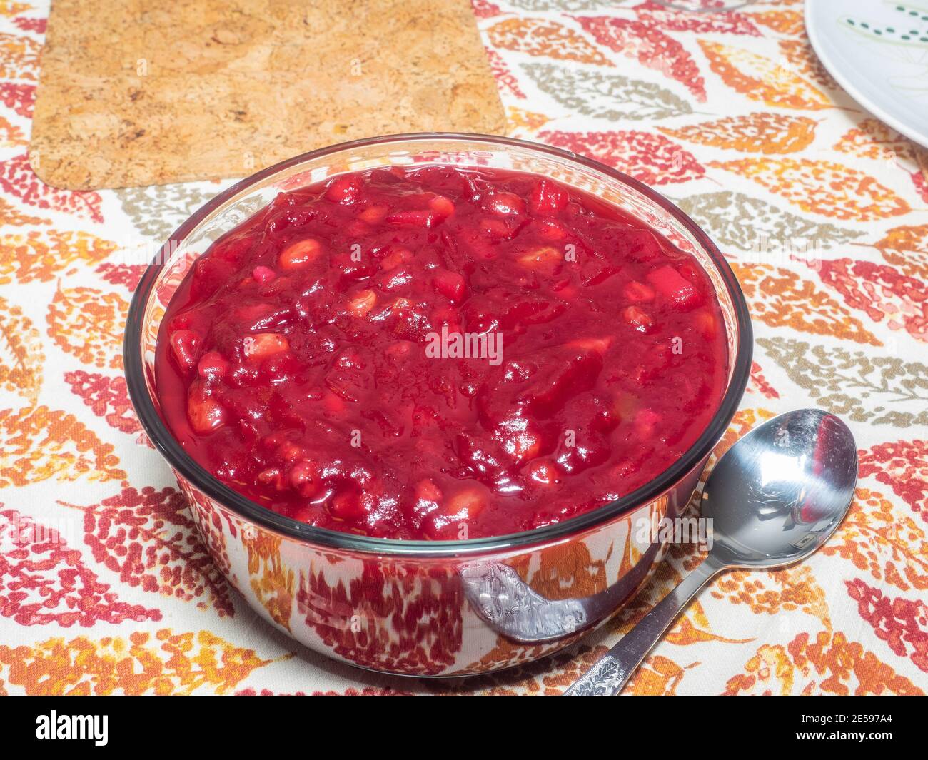 La sauce aux canneberges ou la confiture de canneberges est une sauce ou un relish à base de canneberges, généralement servi sous forme de condiment ou de plat d'accompagnement avec le dîner de Thanksgiving Banque D'Images