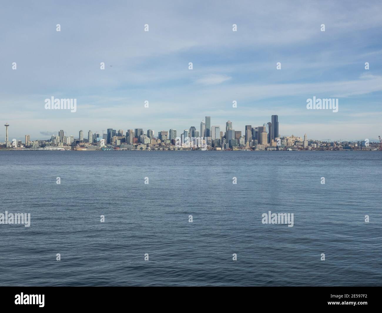 Vue sur le front de mer de Seattle de l'autre côté de Puget Sound depuis Alki Beach Park. Banque D'Images