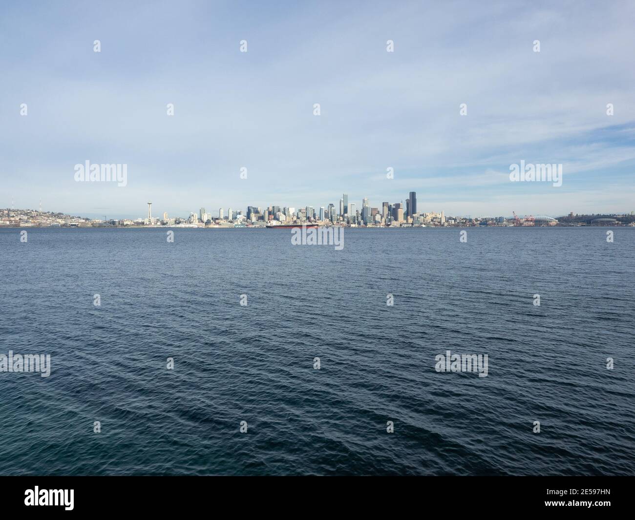 Vue sur le front de mer de Seattle de l'autre côté de Puget Sound depuis Alki Beach Park. Banque D'Images