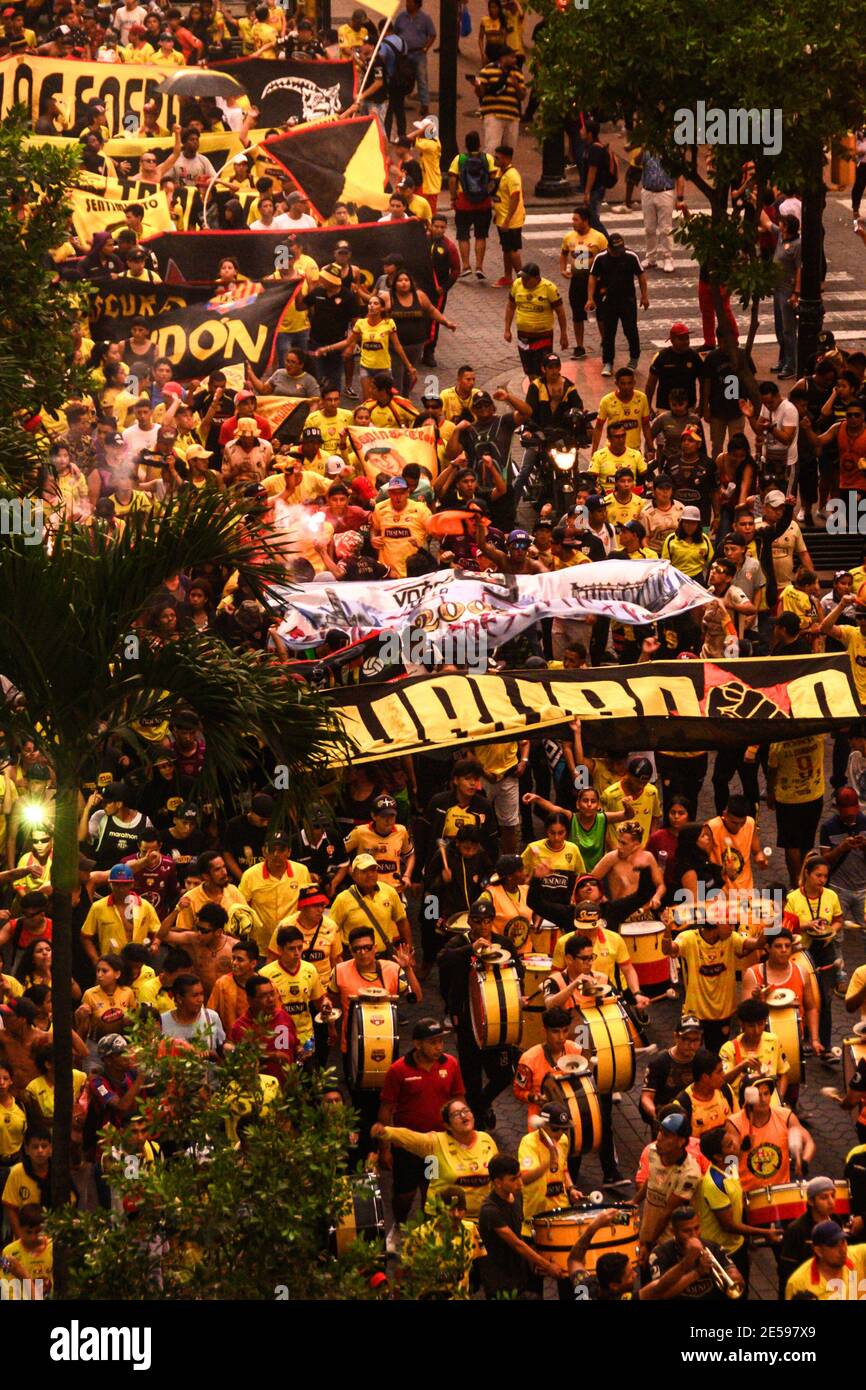 De nombreuses personnes défilent avec des drapeaux et des instruments de musique dans l'avenue 9 de Octubre, célébrant l'anniversaire de l'équipe de football locale de Barcelone. Banque D'Images