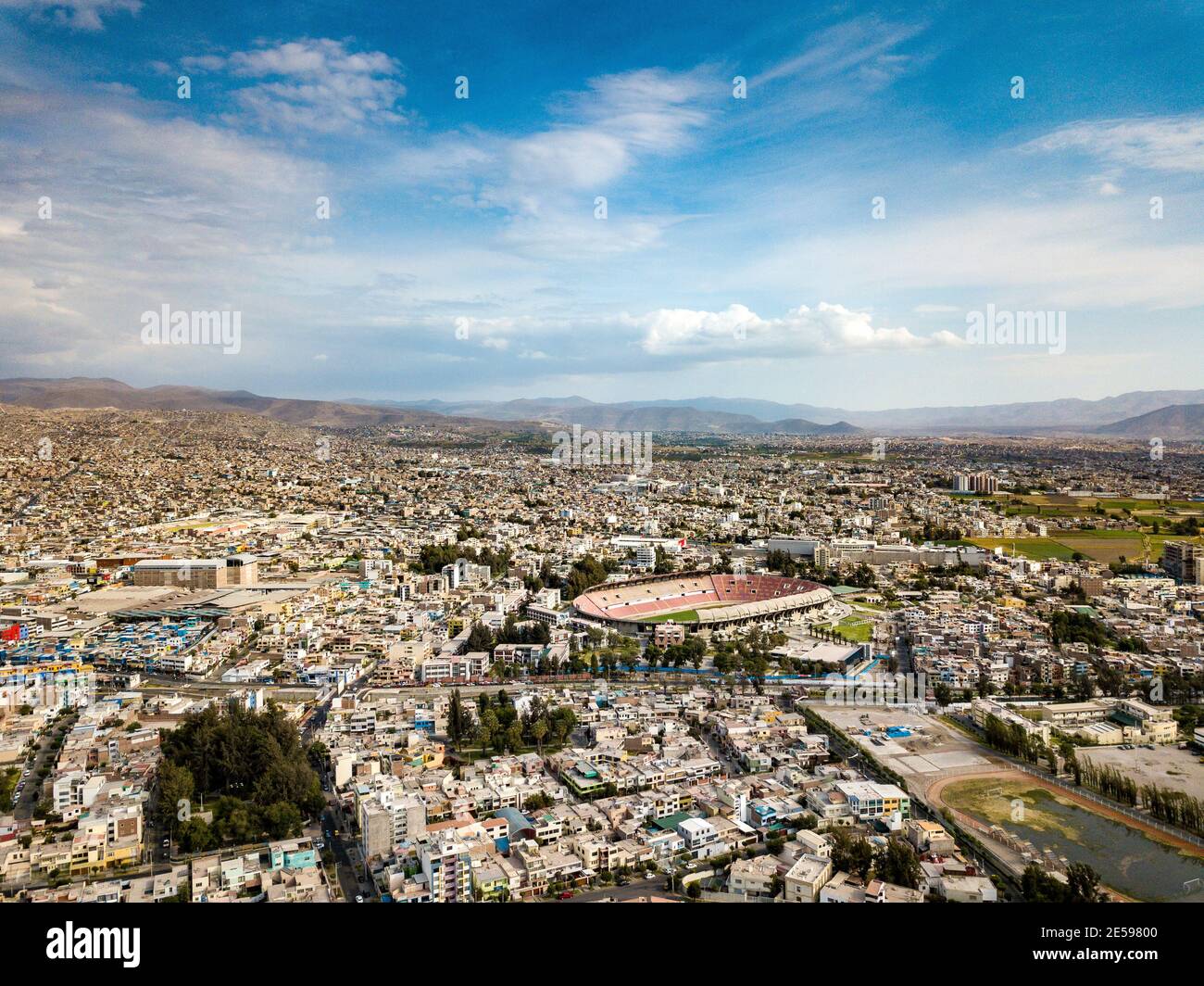 Vue aérienne de la ville d'Arequipa au Pérou. Prise avec le drone, une scène panoramique avec des bâtiments et des maisons et le volcan Misti. Banque D'Images