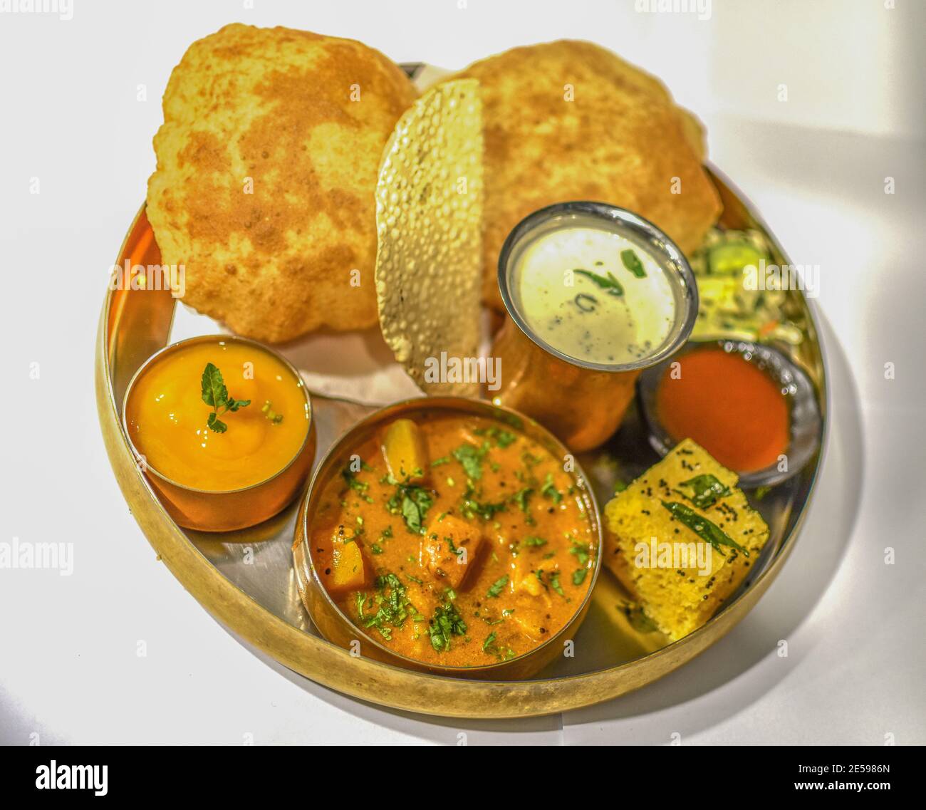 Ce thali de la nourriture indienne présente à servir Banque D'Images