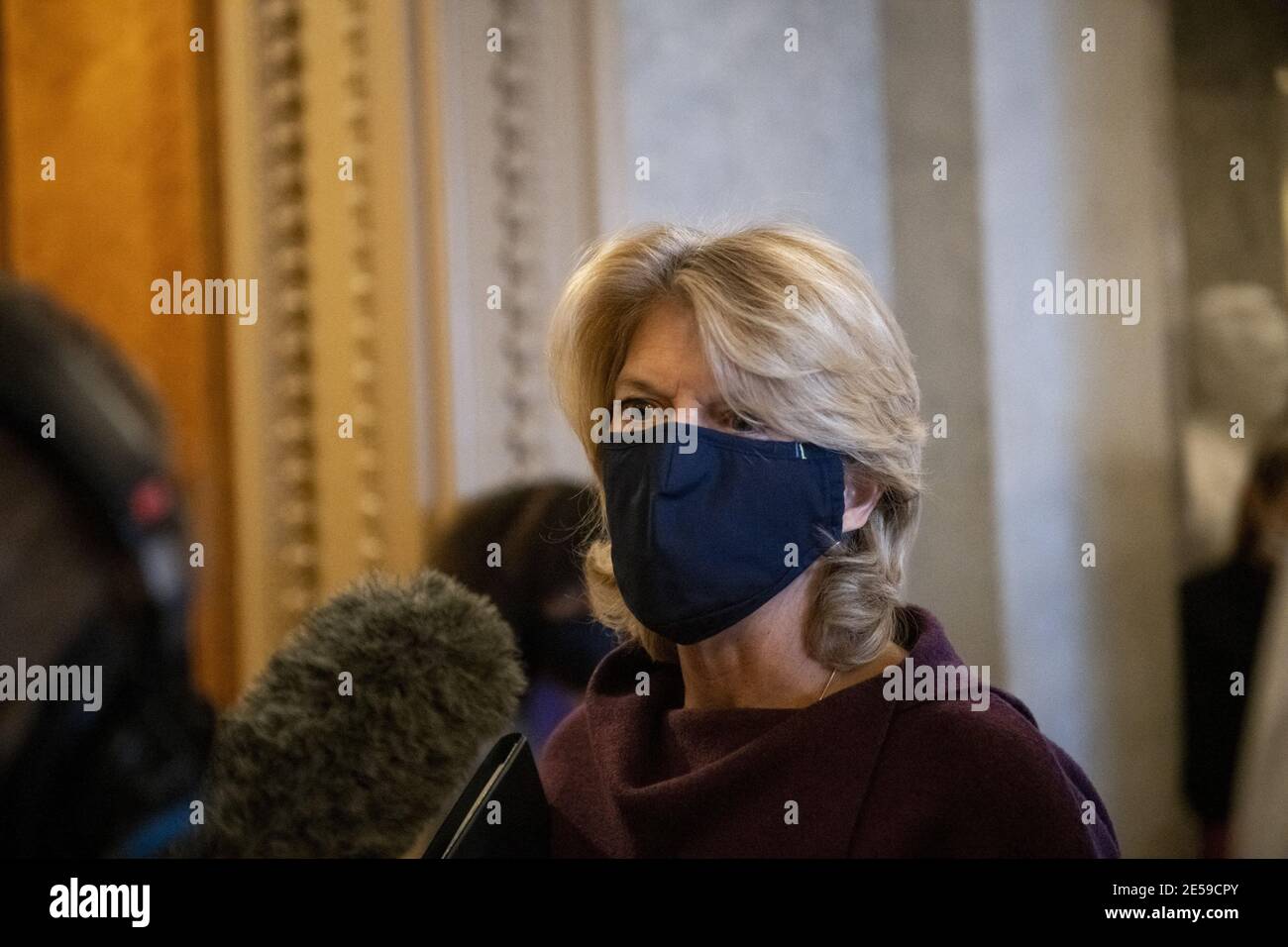 La sénatrice américaine Lisa Murkowski (républicaine de l'Alaska) s'entretient avec les journalistes lorsqu'elle arrive pour un vote de procédure incité par le sénateur américain Rand Paul (républicaine du Kentucky) à déclarer inconstitutionnelle la procédure d'impeachment contre l'ancien président Donald J. Trump, au Capitole des États-Unis à Washington, DC, le mardi 26 janvier, 2021. Photo de Rod Lamkey/CNP/ABACAPRESS.COM Banque D'Images