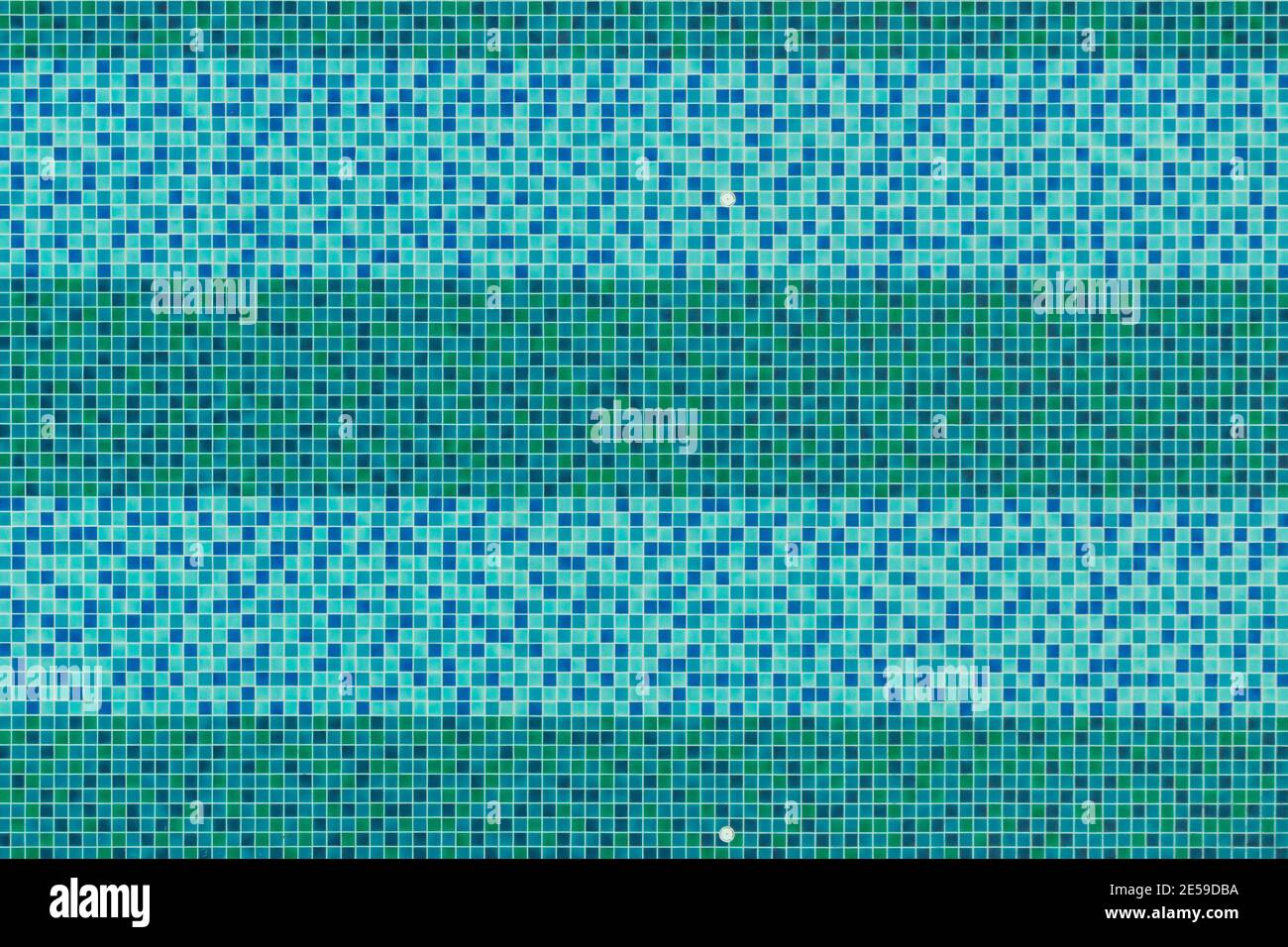 Piscine vue de dessus arrière-plan, mosaïque de carreaux de céramique bleu et vert d'Acas dans la piscine. Banque D'Images