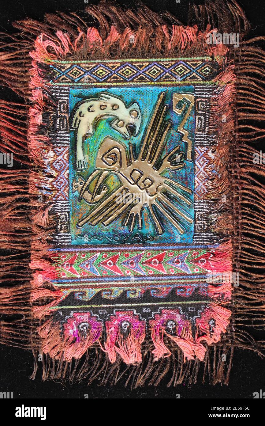 Ligne d'art Nazca tissée et décorée de couleurs, y compris oiseau et Poisson Banque D'Images