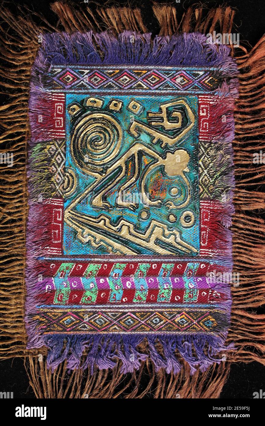 Ligne d'art Nazca tissée et décorée de couleurs vives, dont « le singe » Banque D'Images
