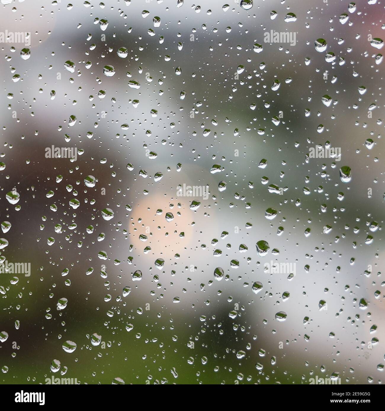 Gouttes de pluie sur la vitre. Texture d'arrière-plan abstraite. Météo Antalya Turquie, Focus sélectif. Banque D'Images