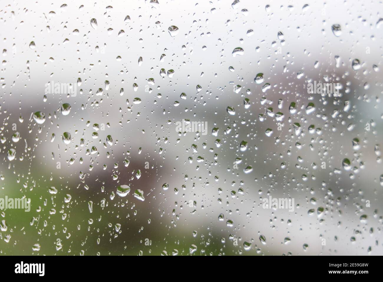 Gouttes de pluie sur la vitre. Texture d'arrière-plan abstraite. Météo Antalya Turquie, Focus sélectif. Banque D'Images