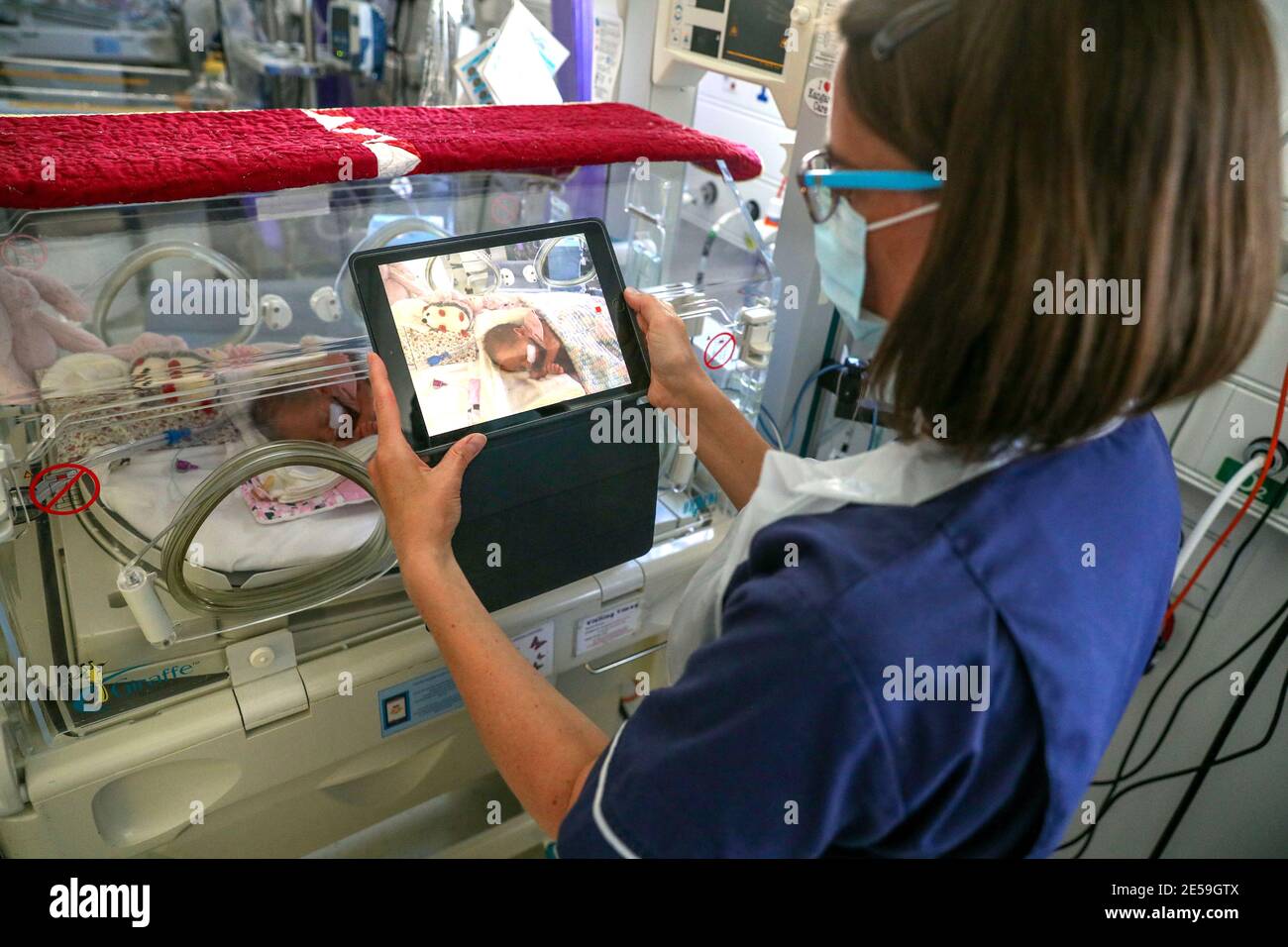 Photo Du Dossier Datee Du 27 05 D Une Infirmiere Faisant Une Video D Un Nouveau Ne Dans La Maternite De L Hopital Frimley Park De Surrey Pour L Envoyer Aux Parents A Mesure Que Les Heures De Photo Du Dossier Datee Du 27 05 D Une Infirmiere Faisant Une Video D Un Nouveau Ne Dans La Maternite De L Hopital Frimley Park De Surrey Pour L Envoyer Aux Parents A Mesure Que Les Heures De