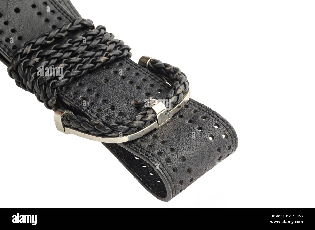 Large ceinture en cuir noir sur fond blanc. Photo détaillée d'une belle  ceinture usée. Mise au point sélective Photo Stock - Alamy