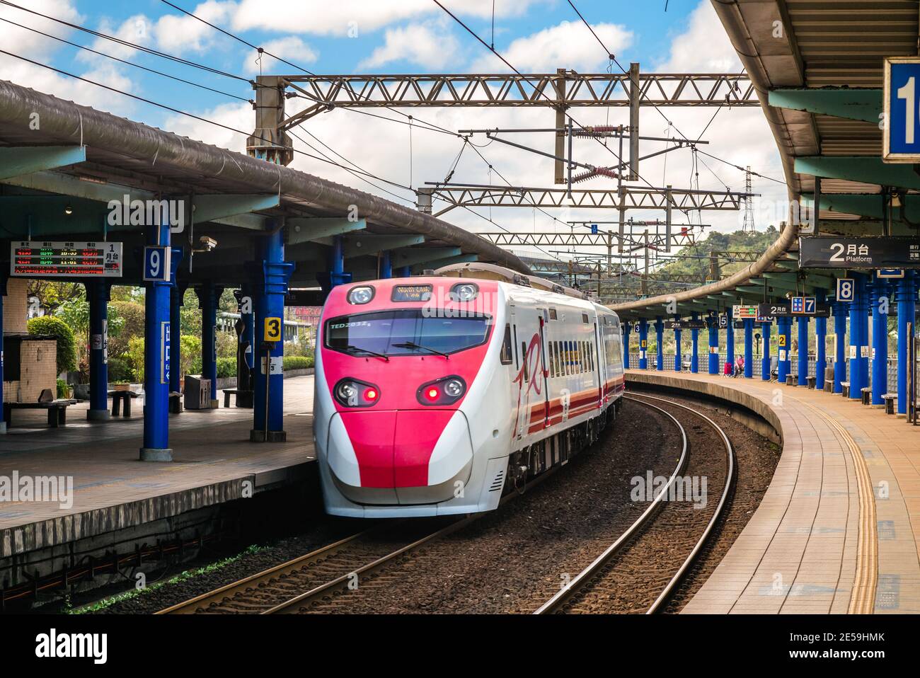 Train approchant la gare de Badu dans le canton de badu, keelung, taïwan. Traduction : quitter Banque D'Images