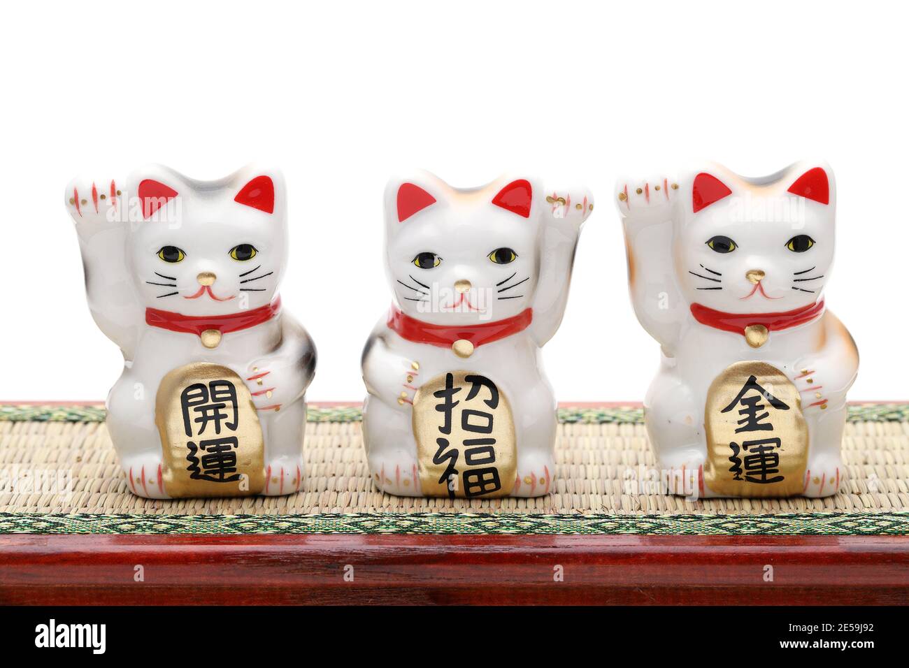 Chat chanceux japonais sur fond blanc, le mot japonais de cette photographie signifie « meilleure fortune, bénédiction, fortune économique » Banque D'Images