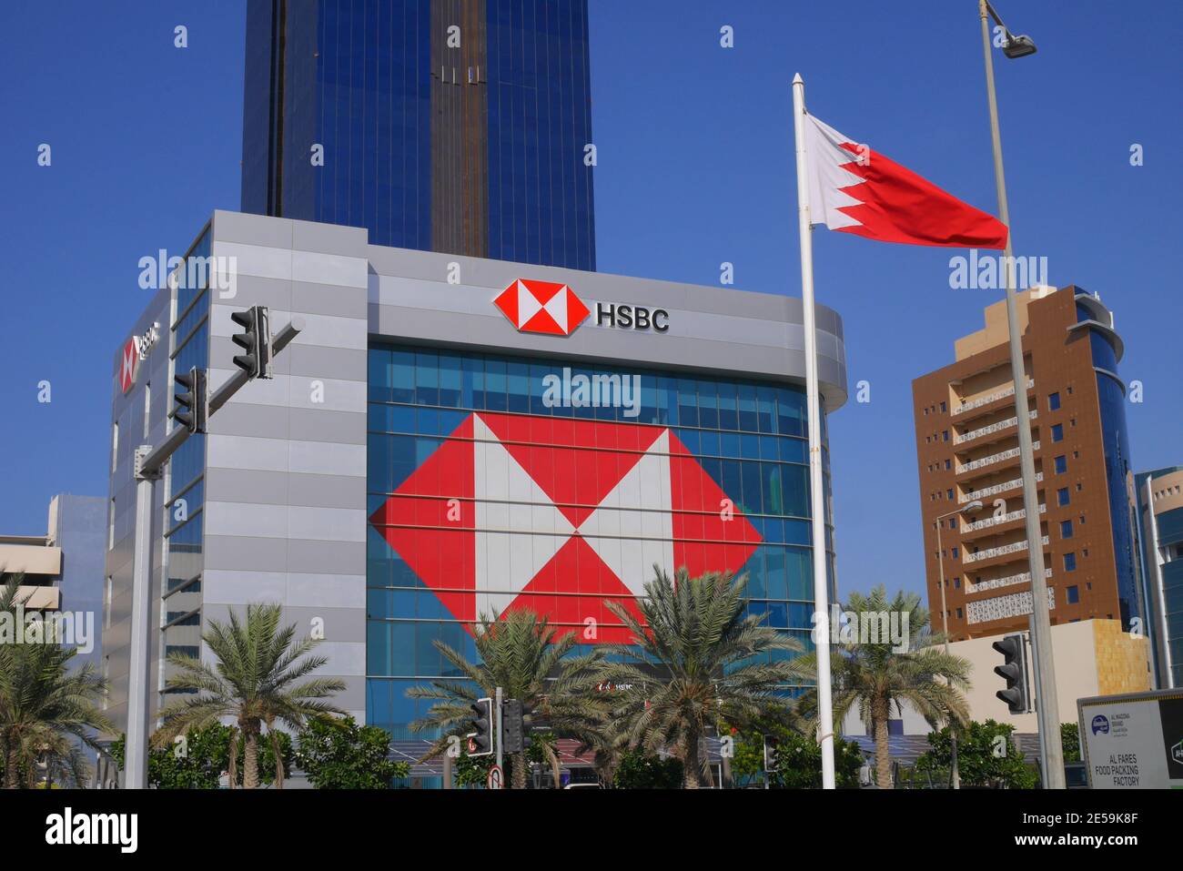 HSBC Bank avec drapeau de Bahreïn, Seef District, Royaume de Bahreïn Banque D'Images