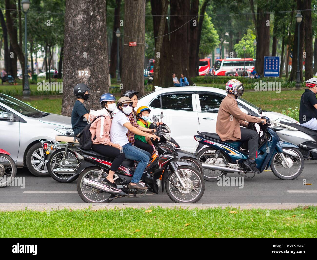 Motos avec beaucoup de personnes dans la circulation dans le district 1, Ho Chi Minh ville, Vietnam. Banque D'Images