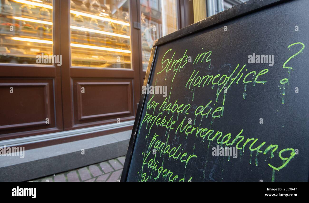 Hanovre, Allemagne. 27 janvier 2021. Il y a un présentoir devant une boulangerie qui dit « Stress au bureau à domicile ? Nous avons la nourriture parfaite de nerf". Les mesures Corona et le confinement en Allemagne continueront de s'appliquer jusqu'à la mi-février au moins. Credit: Julian Stratenschulte/dpa/Alay Live News Banque D'Images