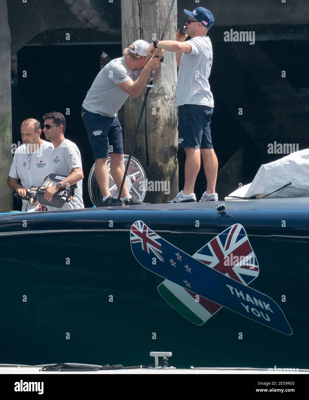 Auckland, Nouvelle-Zélande, le 27 janvier 2021 - l'équipage du New York Yacht Club prépare American Magic, perroqué par Terry Houtchinson, à retourner dans l'eau après leur spectaculaire chavirement et holage lors de l'événement de vol rond de la coupe Prada plus tôt ce mois-ci. L'équipe a envoyé un message de remerciement sur la coque aux autres équipes de la Prada Cup et aux Emirates Tesan, titulaire de la coupe de l'Amérique, qui ont tous contribué au sauvetage et au soutien pour ramener le bateau dans l'eau. Crédit : Rob Taggart/Alay Live News Banque D'Images