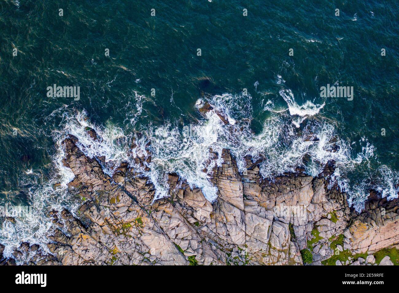 Vue de drone sur la côte rocheuse de Bornholm, Danemark Banque D'Images