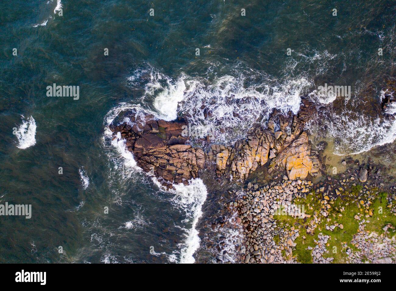 Vue de drone sur la côte rocheuse de Bornholm, Danemark Banque D'Images