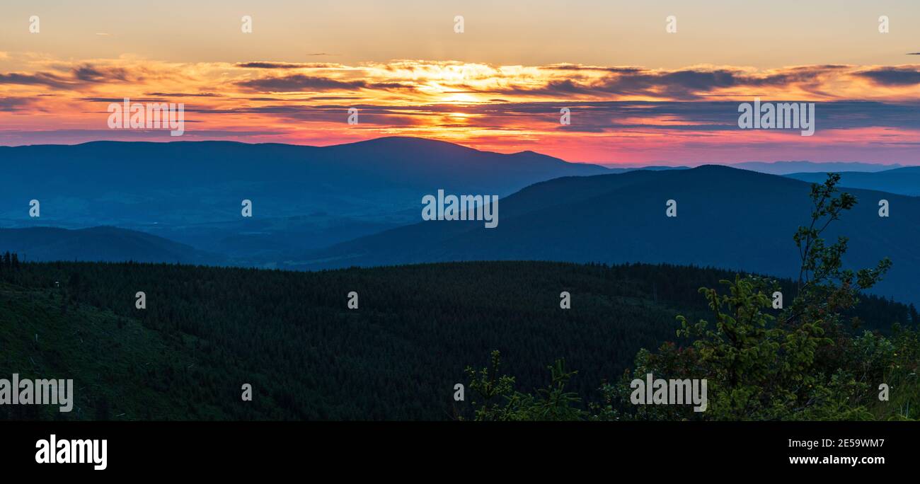 Coucher de soleil avec des collines, ciel coloré et nuages de Dlouhe colline de strane en été les montagnes jéeniky en République tchèque Banque D'Images