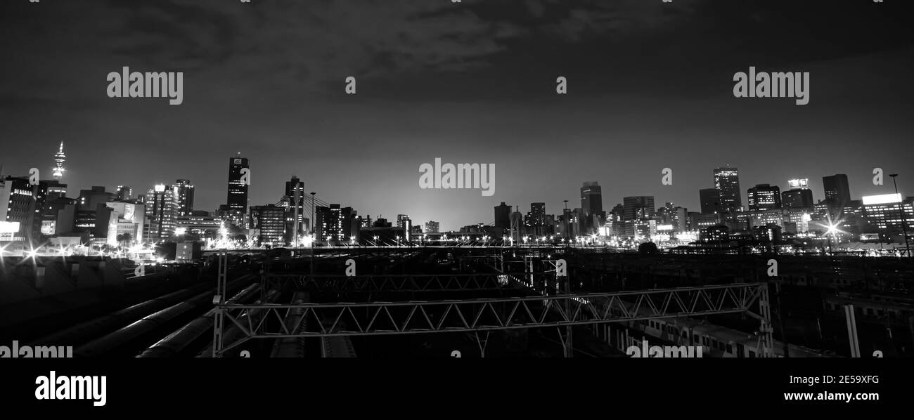 JOHANNESBURG, AFRIQUE DU SUD - 05 janvier 2021: Johannesburg, Afrique du Sud - 26 mars 2011: Vue de nuit des trains de banlieue sous le pont Nelson Mandela Banque D'Images