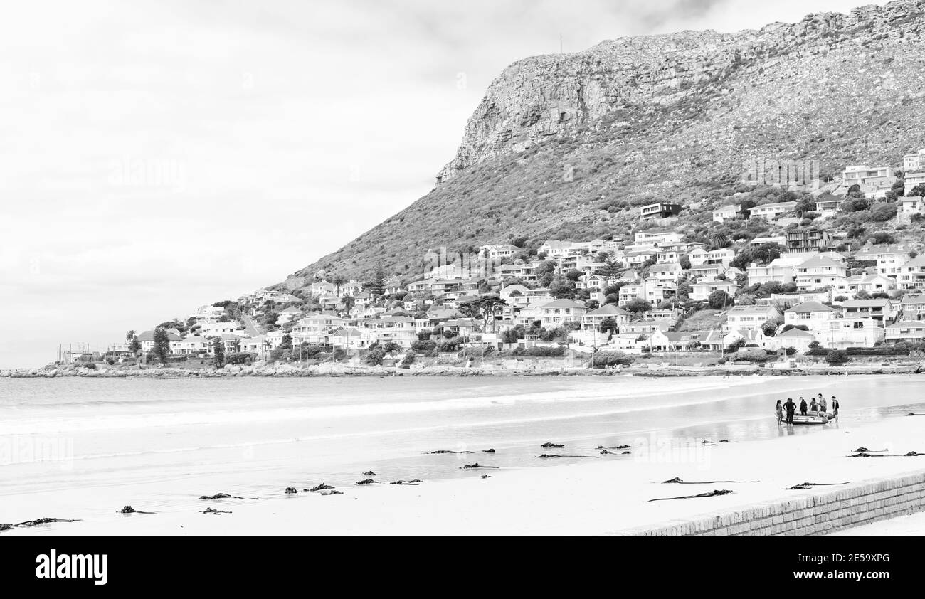 CAPE TOWN, AFRIQUE DU SUD - 05 janvier 2021: Cape Town, Afrique du Sud - 13 2019 mars: Formation des sauveteurs sur la plage de Fish Hoek Banque D'Images