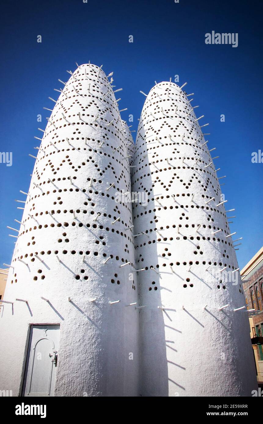 Tours d'oiseaux blancs dans le village culturel de Katara à Doha, Qatar Banque D'Images