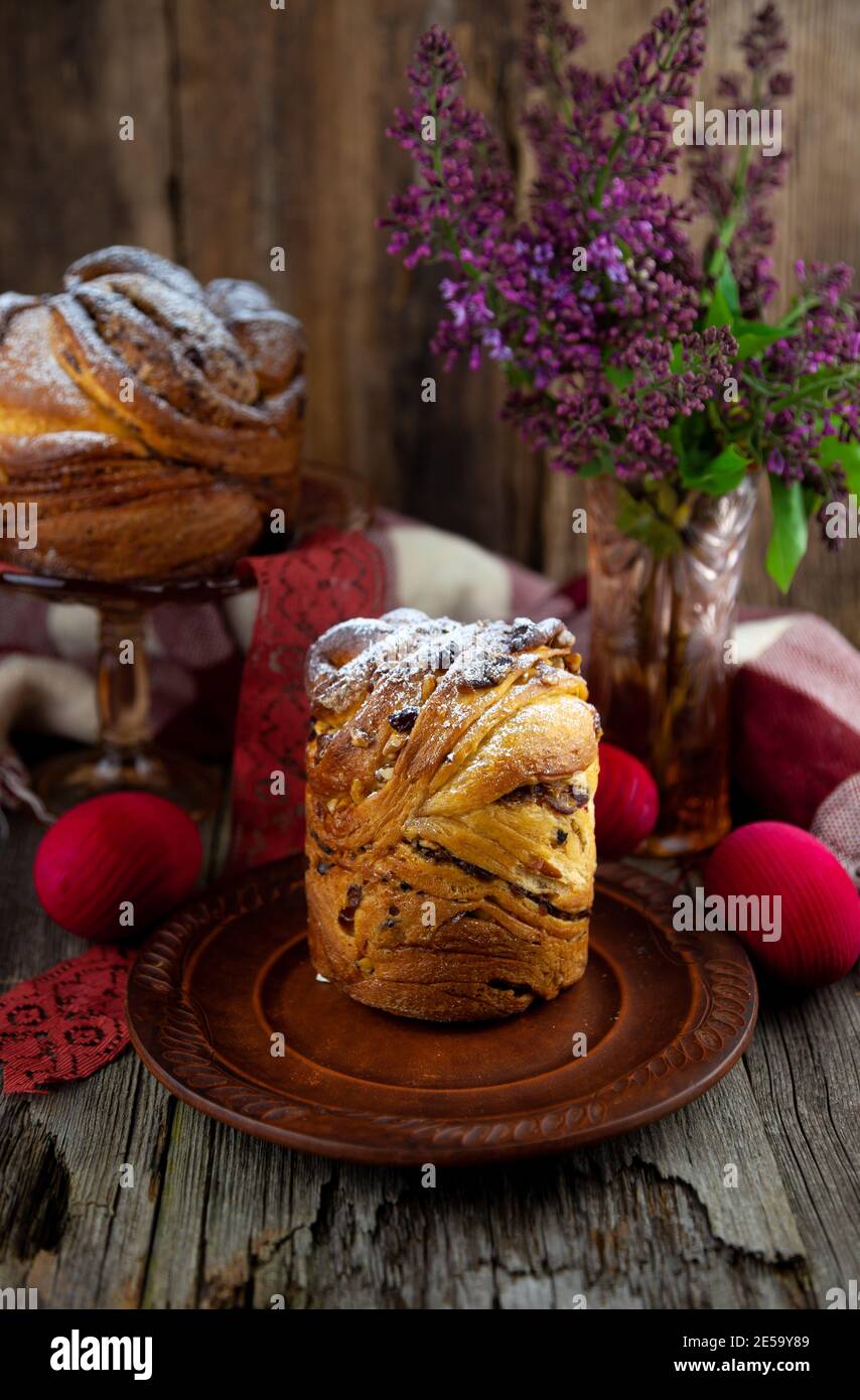 Kraffin gâteau de Pâques. Kraffins aux raisins secs, fruits confits et graines de pavot, arrosés de sucre en poudre. Gros plan de gâteau maison. Brut. Banque D'Images
