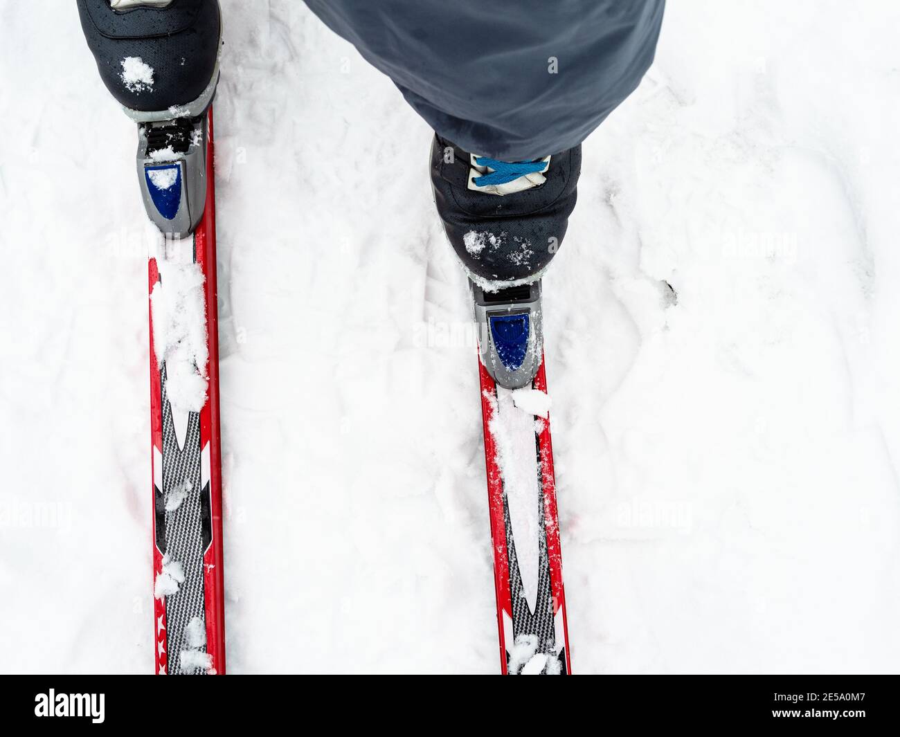 vue de dessus du skieur fixer les chaussures aux skis en plastique à neige en hiver Banque D'Images