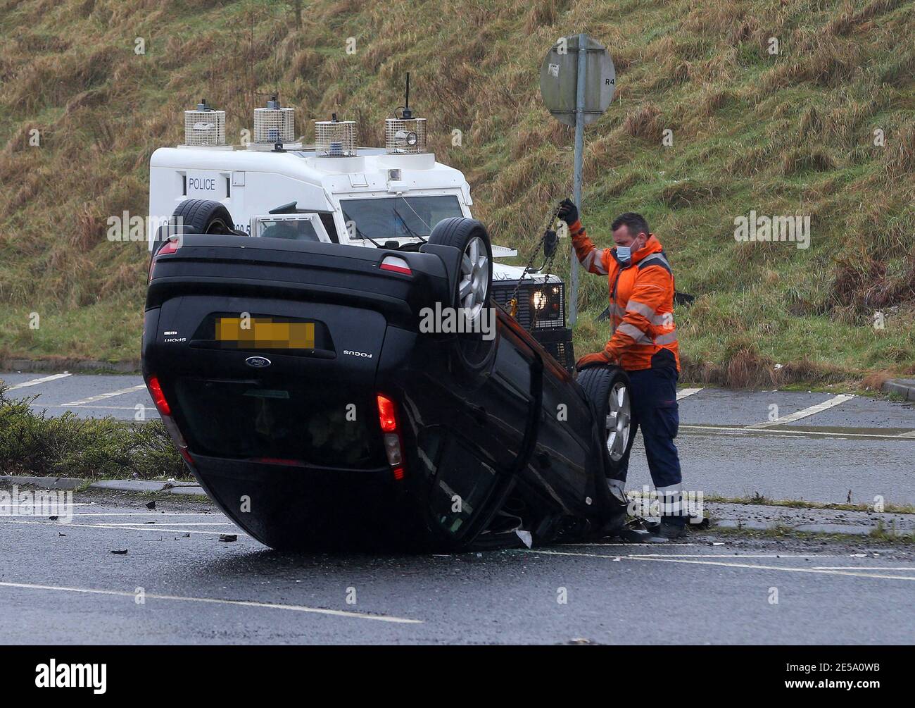 La scène sur le contournement de Monagh dans l'ouest de Belfast après une voiture soupçonnée d'être impliquée dans une avance de fonds en transit, le vol a été renversé et plusieurs personnes ont été arrêtées à La scène Picture mal McCann Banque D'Images