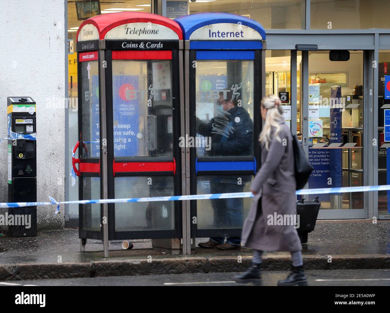 L'officier de l'investigation forge des empreintes digitales à une phonebox près de la scène d'un vol d'argent en transit à un Tesco Express dans Great Victoria Street, Belfast Picture Mal McCann Banque D'Images