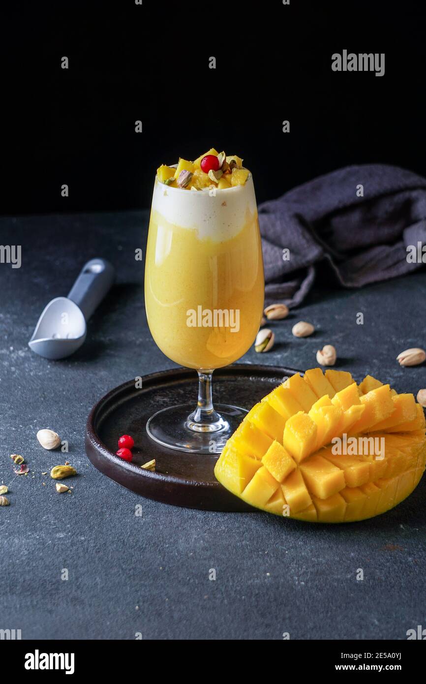 Mango Mastani, jus de mangue et milk-shake à la crème glacée Banque D'Images Mango Mastani, jus de mangue et milk-shake à la crème glacée Banque D'Images