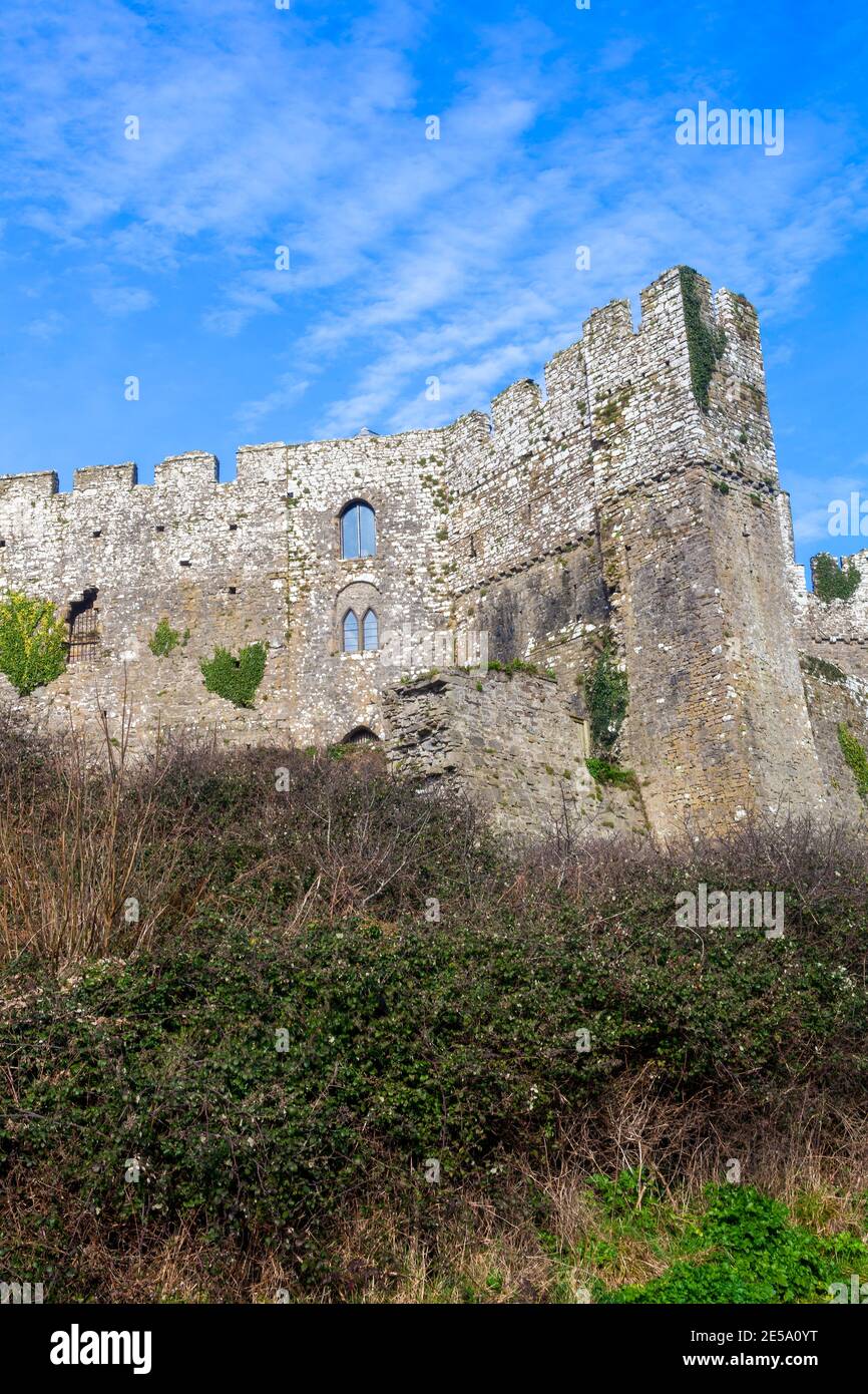 Château de Manorbier dans Pembrokeshire sud du pays de Galles Royaume-Uni qui est un Fort normand du XIe siècle en ruine et une destination de voyage populaire attraction touristique landmar Banque D'Images