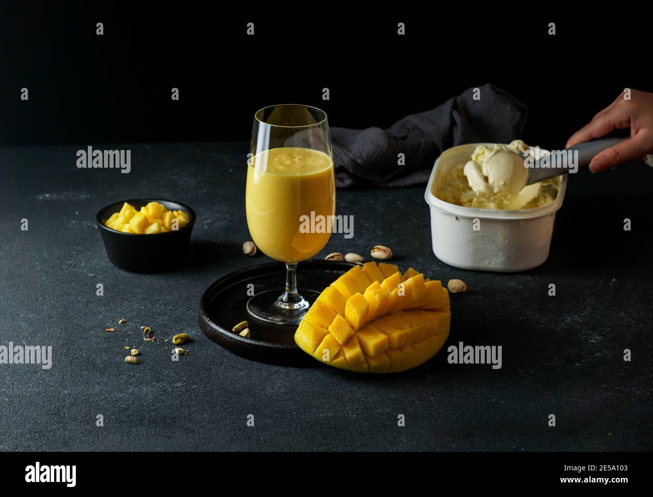 Mango Mastani, jus de mangue et milk-shake à la crème glacée Banque D'Images Mango Mastani, jus de mangue et milk-shake à la crème glacée Banque D'Images