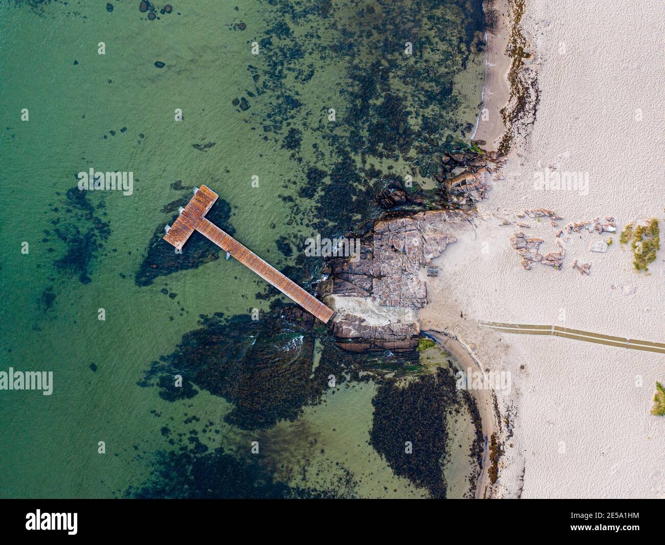 Vue de drone de l'embarcadère en bois à Sandvig sur l'île de Bornholm Banque D'Images