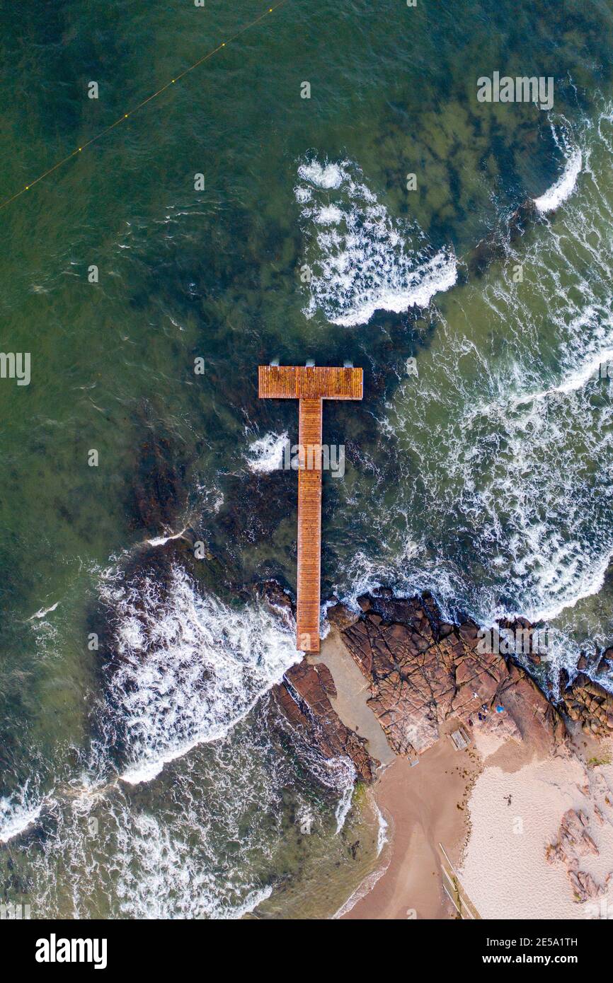 Vue de drone de l'embarcadère en bois à Sandvig sur l'île de Bornholm Banque D'Images