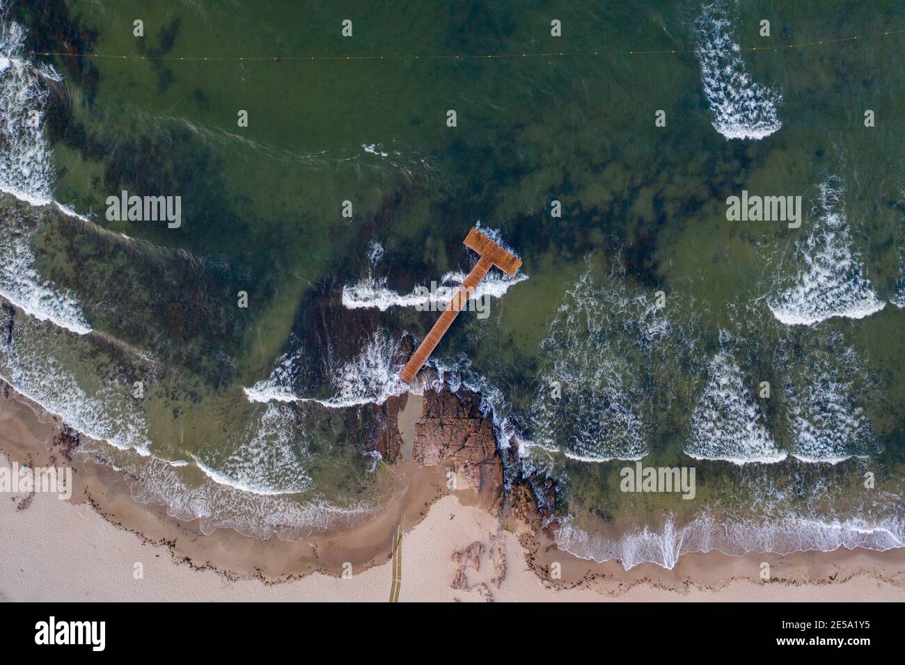 Vue de drone de l'embarcadère en bois à Sandvig sur l'île de Bornholm Banque D'Images