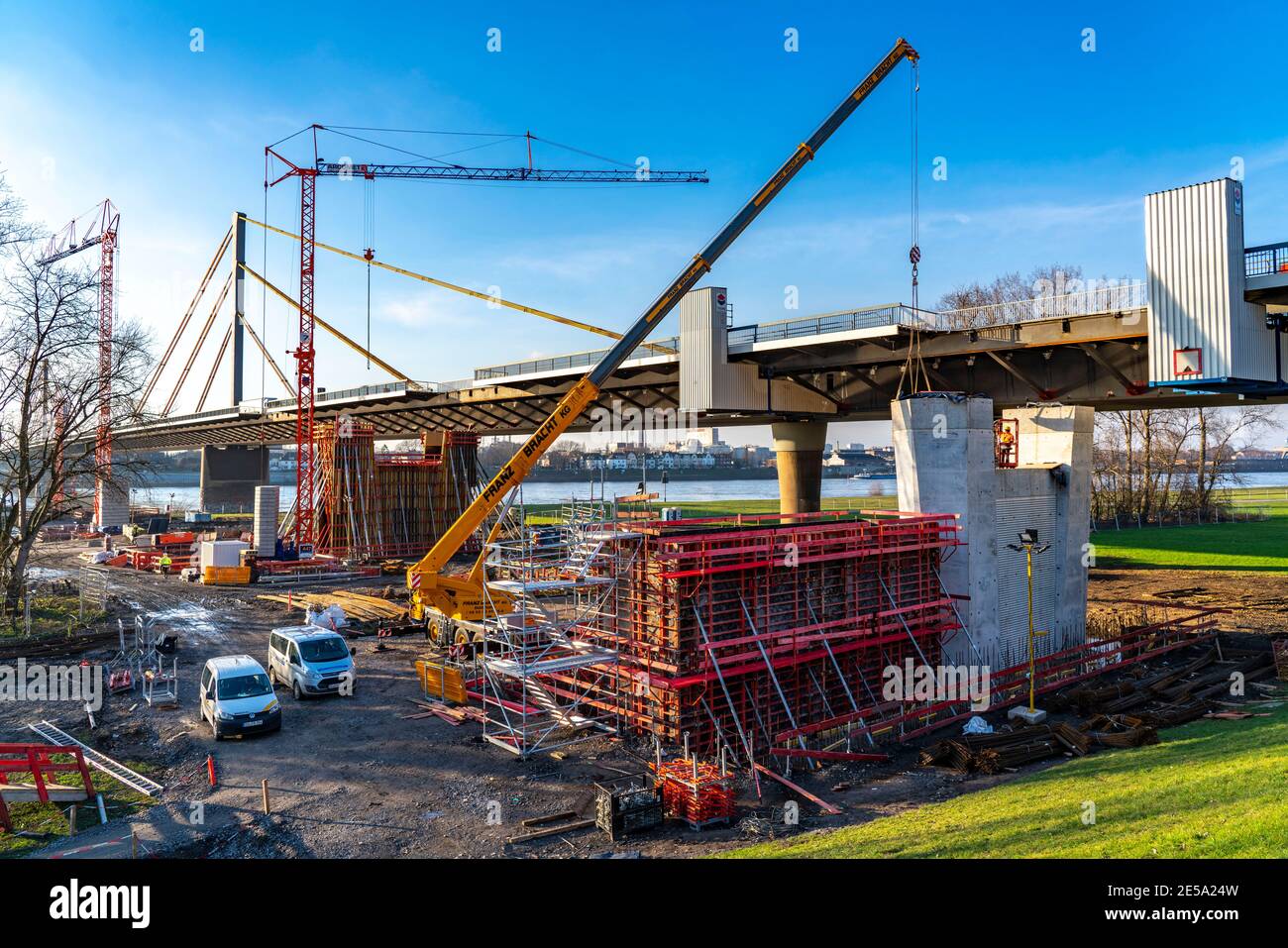 Nouvelle construction du pont autoroutier de Neuenkamp sur l'A40, sur le Rhin près de Duisburg, construction des quais du pont, le nouveau pont est en cours Banque D'Images