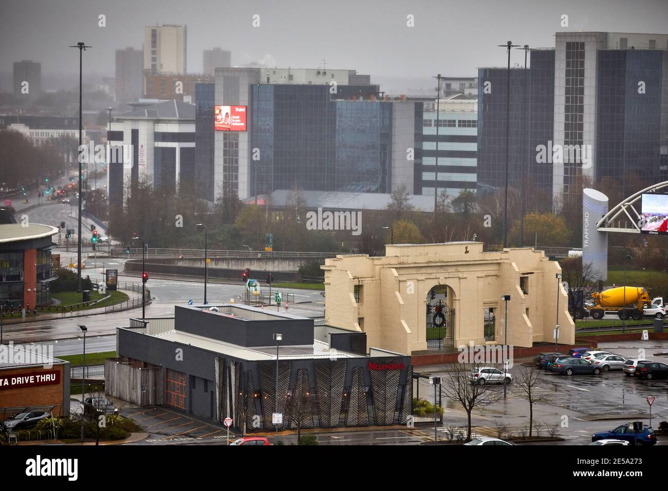Porte d'entrée à colonnades sur Chester Road reste de White City Stadium était un stade de course de lévriers et de course automobile à Manchester maintenant un parc de vente au détail Banque D'Images