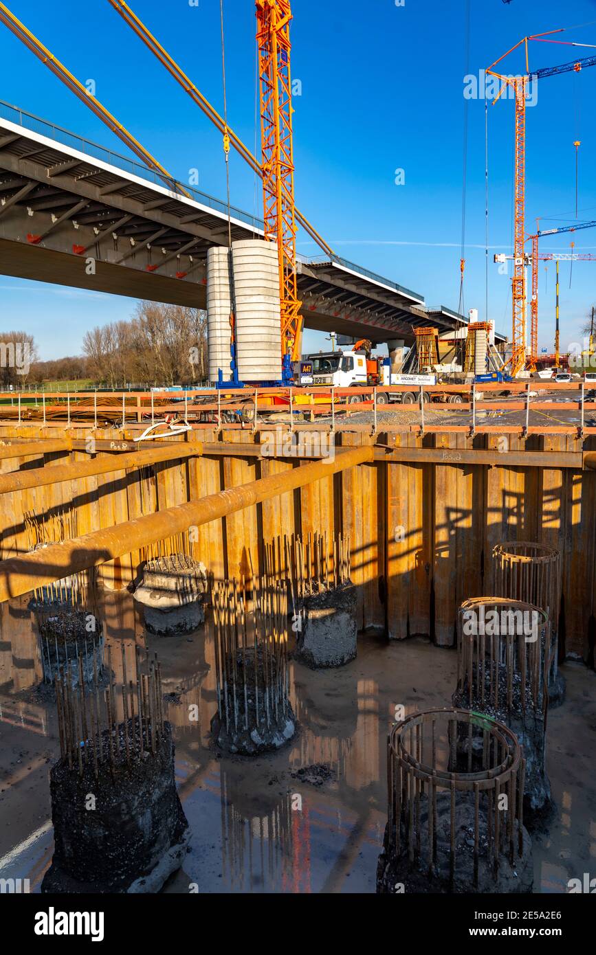 Nouvelle construction du pont autoroutier de Neuenkamp sur l'A40, sur le Rhin près de Duisburg, construction des quais du pont, le nouveau pont est en cours Banque D'Images