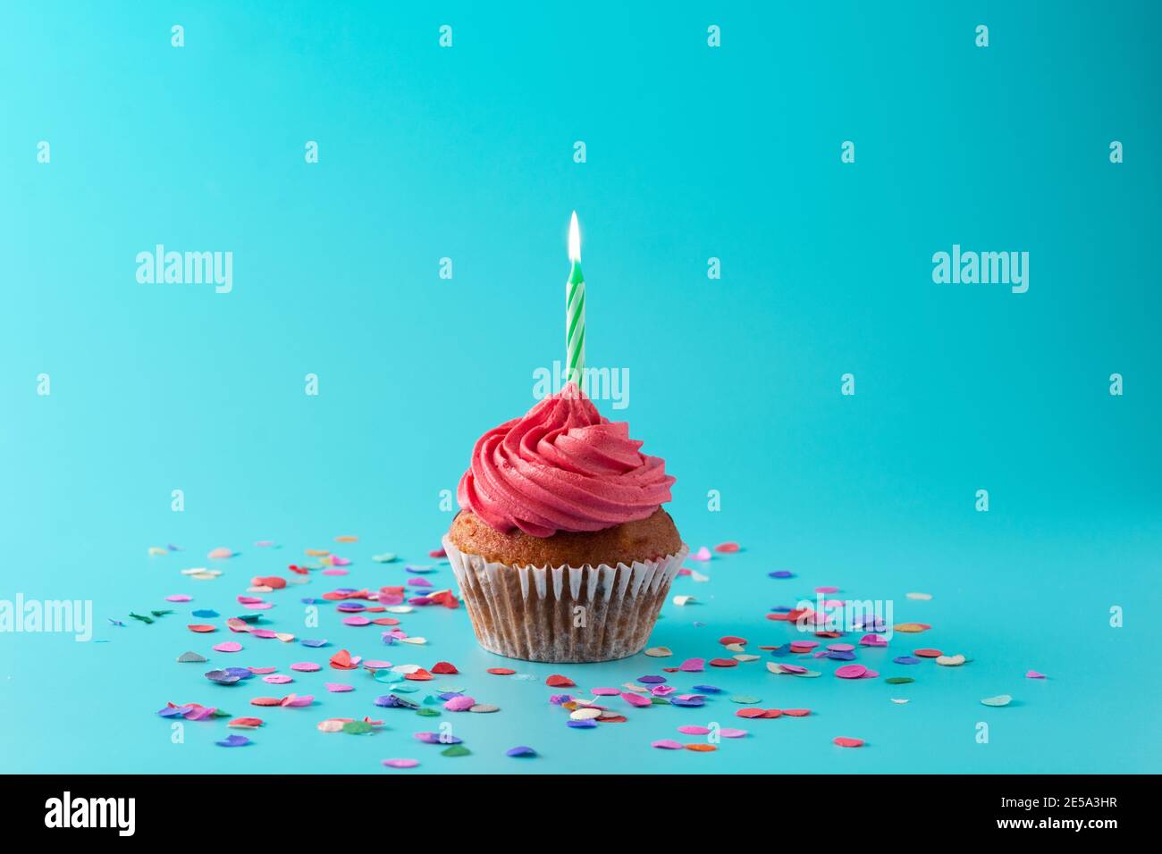 Gateau D Anniversaire Rose Avec Bougie Verte Et Confetti Sur Fond Bleu Photo Stock Alamy Gateau D Anniversaire Rose Avec Bougie Verte Et Confetti Sur Fond Bleu Photo Stock Alamy
