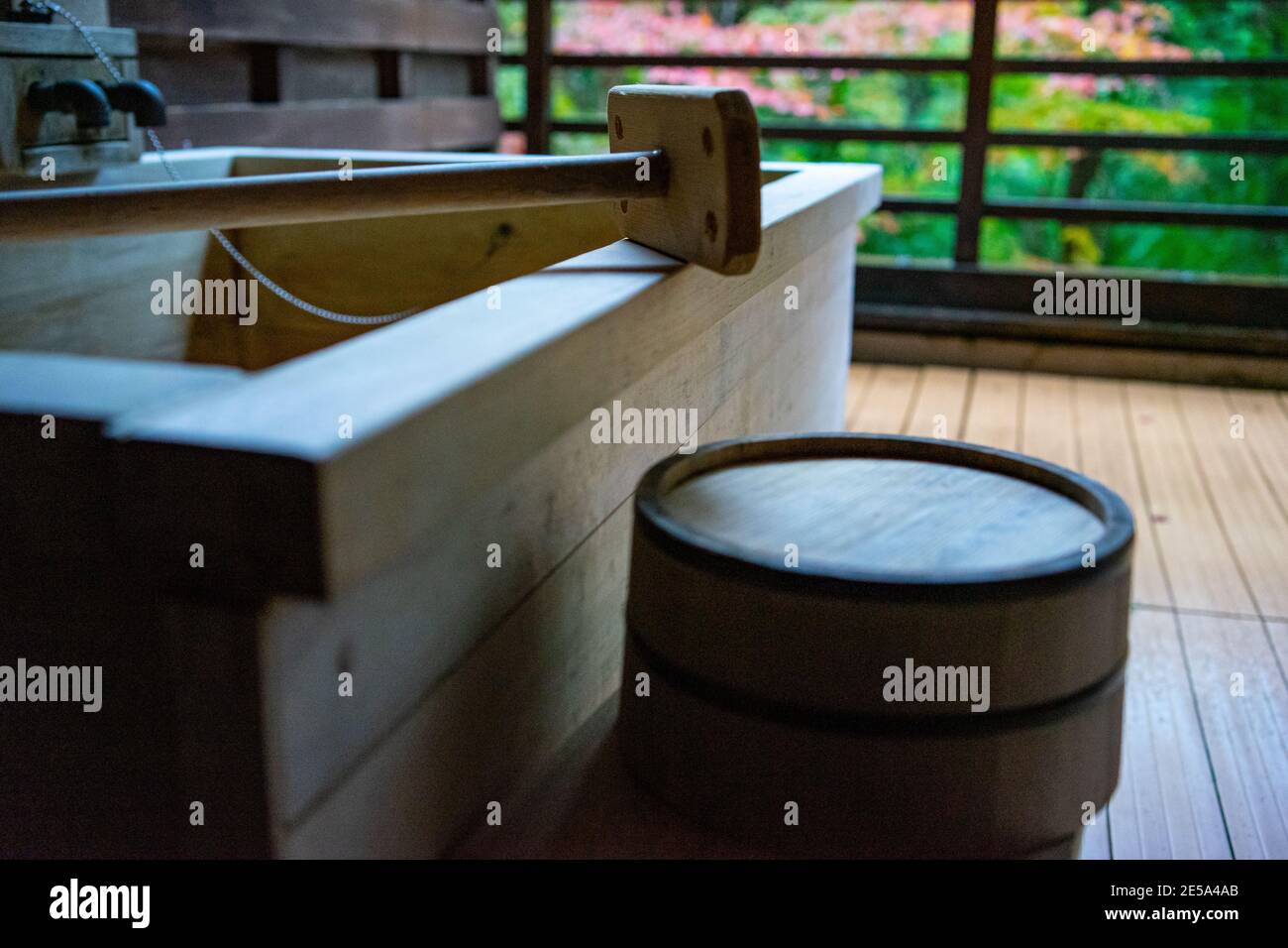 Sources chaudes japonaises onsen bain naturel dans un complexe à Hakone, Japon Banque D'Images